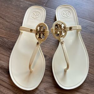 Tory Burch sandal. Size-6. Color-white.